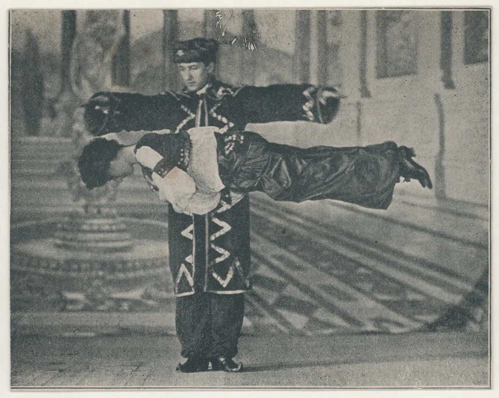 Howard Thurston fait léviter une partenaire à l’horizontale sur scène, vers 1905