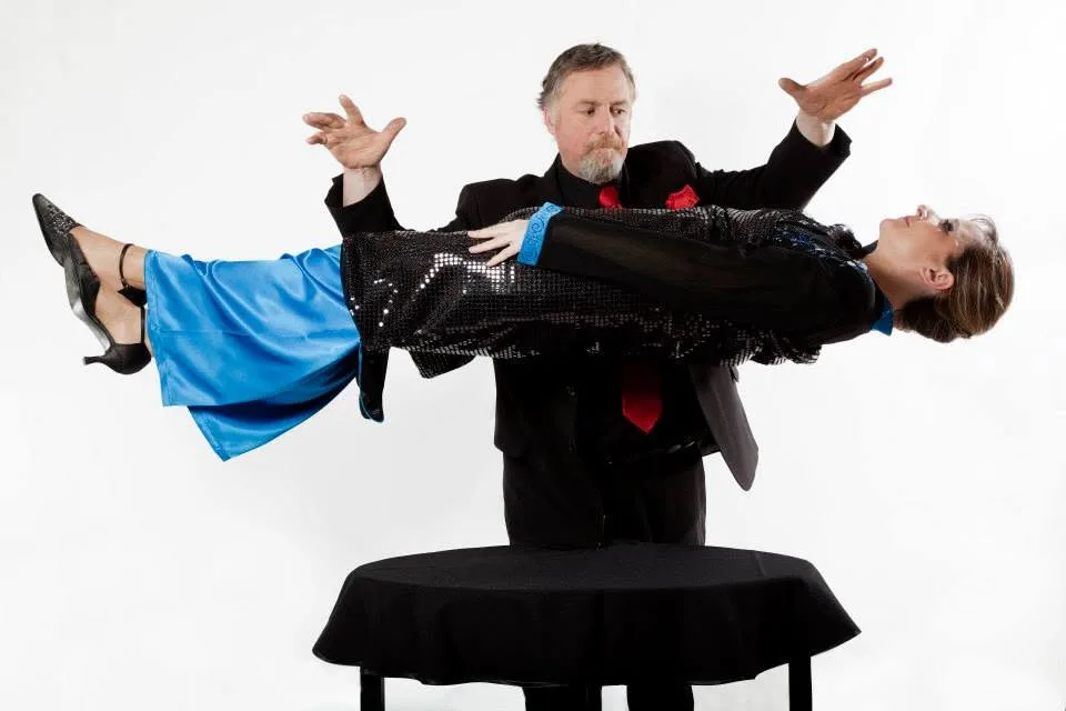 Olivier Guernion, mains levées, derrière une spectatrice en lévitation